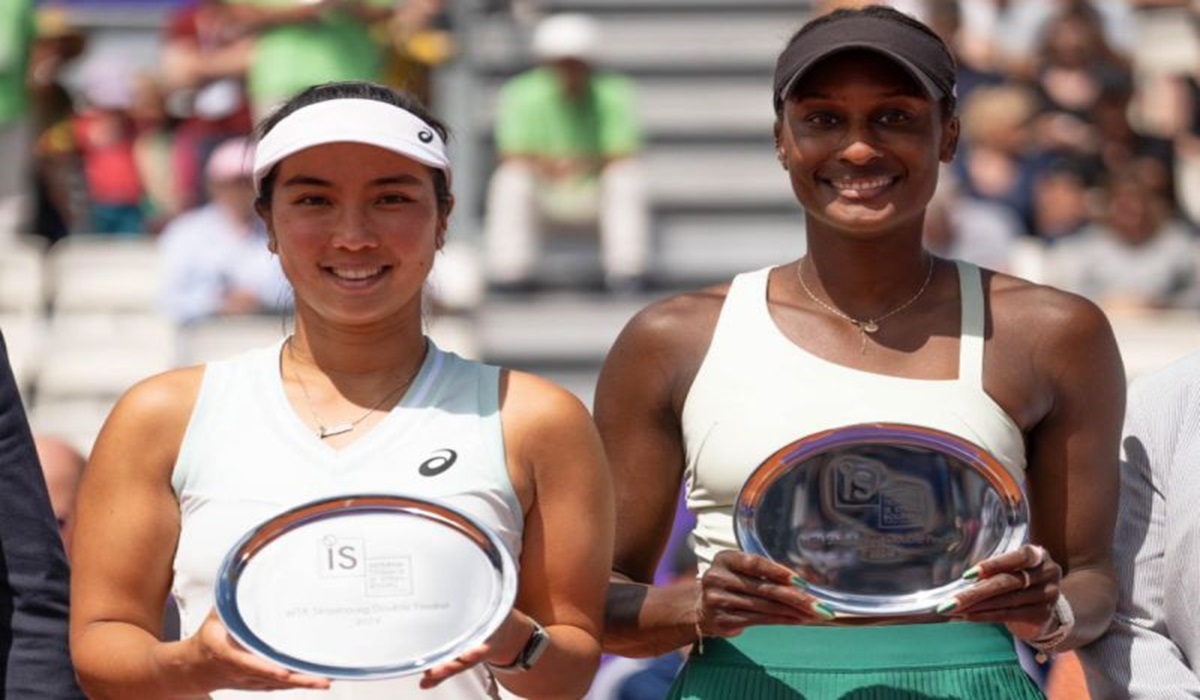 Petenis Indonesia Aldila Sutjiadi bersama pasangannya Asia Muhammad usai menjadi runner-up di turnamen WTA Strasbourg.