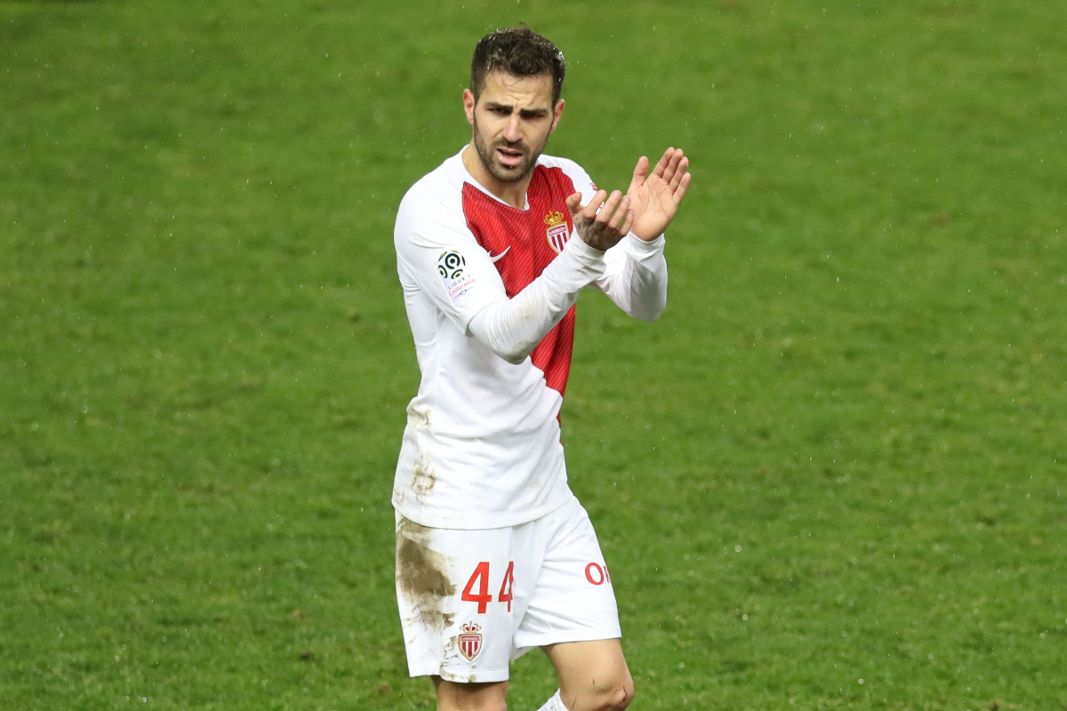 Gelandang Monaco asal Spanyol Cesc Fabregas bertepuk tangan setelah mencetak gol pada pertandingan sepak bola L1 Prancis Monaco vs Toulouse 