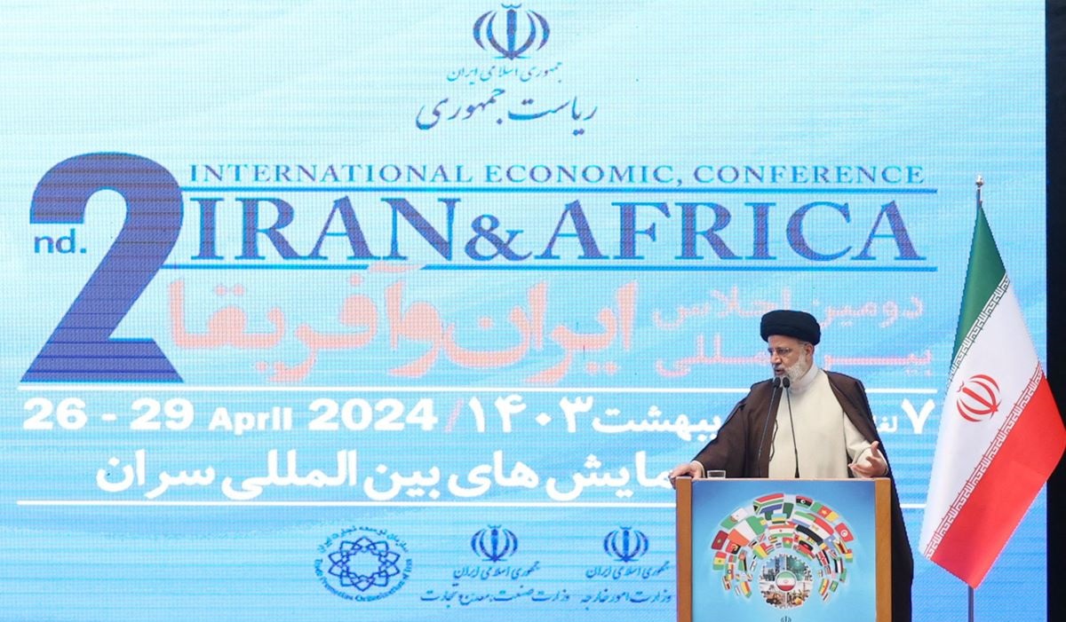 Presiden Ebrahim Raisi menyampaikan pidato pada Konferensi Ekonomi Internasional Iran dan Afrika ke-2 di Teheran, 26 April 2024.