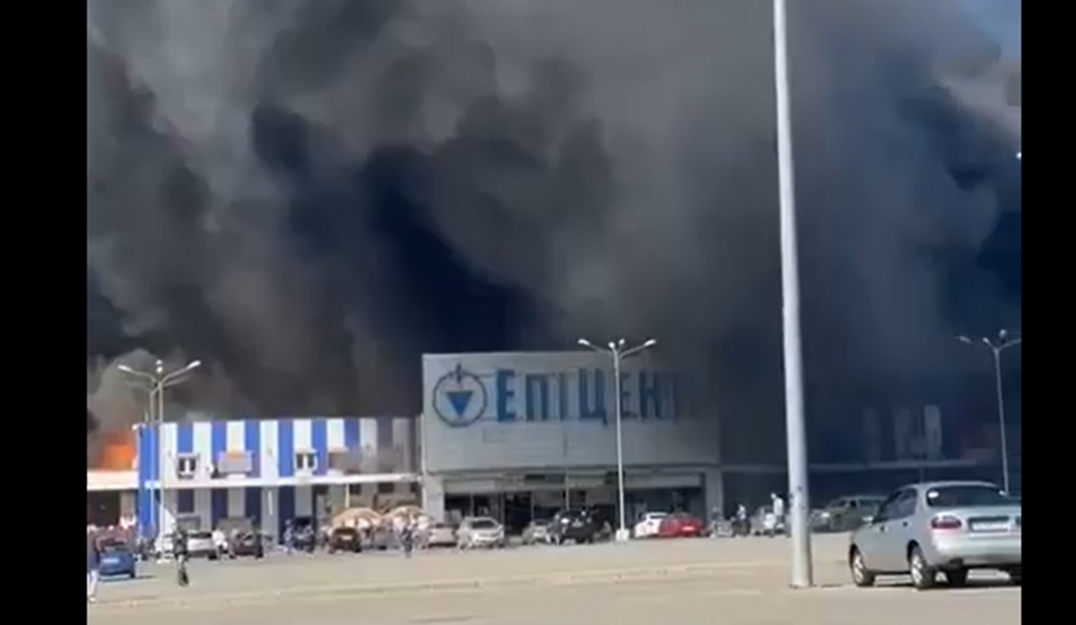 Sebanyak 18 orang, termasuk seorang gadis berusia 12 tahun, tewas dalam serangan Rusia yang menghantam sebuah pusat perbelanjaan di Kharkiv,