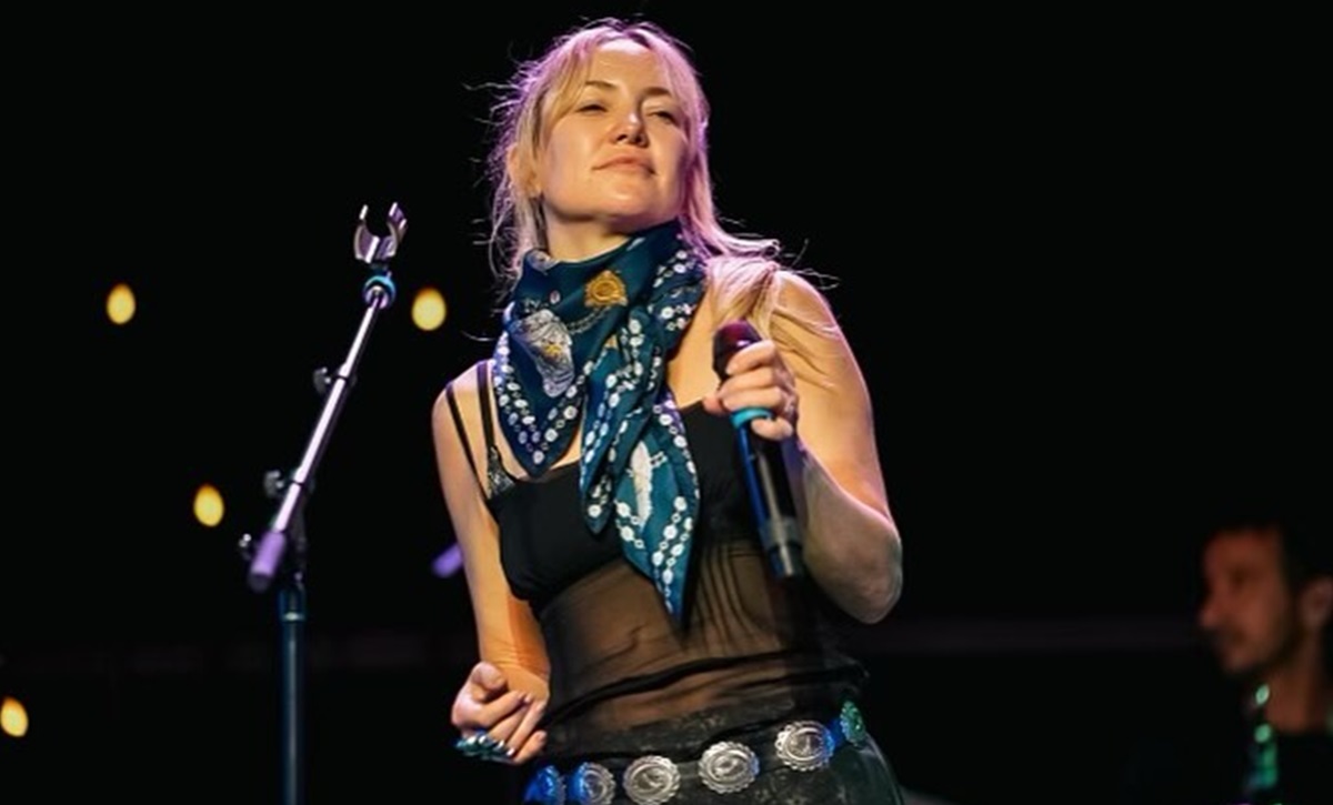 Kate Hudson, bintang film Almost Famous yang mendapat pujian, kini merilis album debutnya setelah lebih dari dua dekade. 