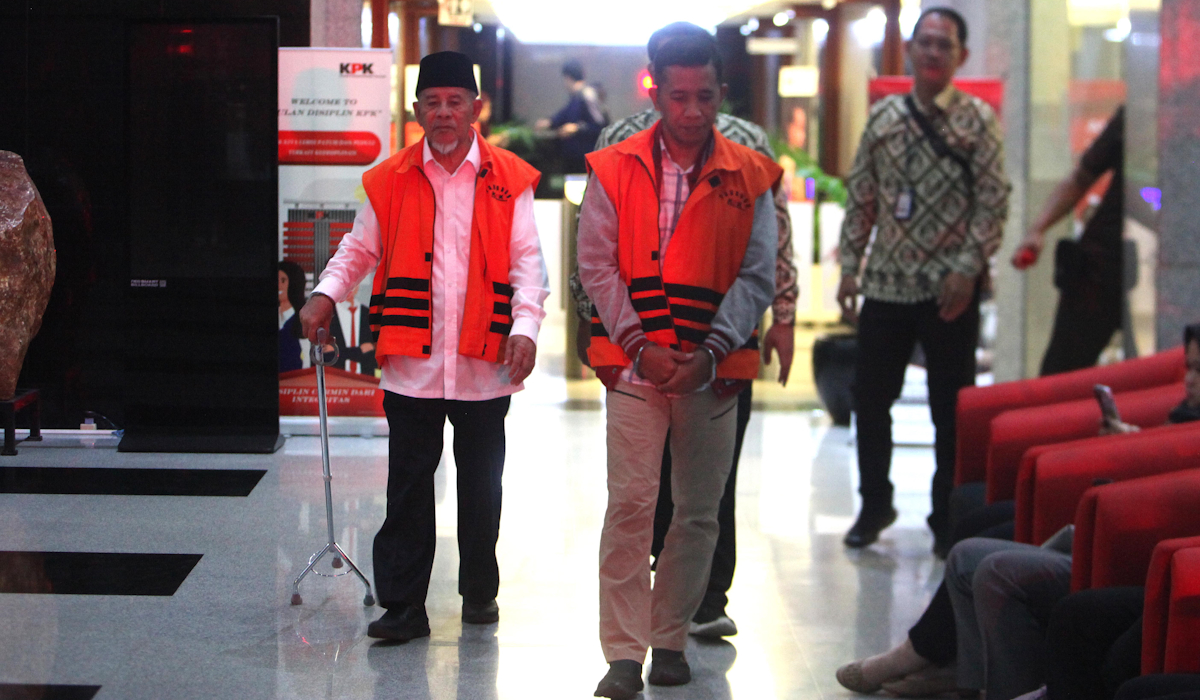 Tersangka Gubernur Maluku Utara nonaktif Abdul Gani Kasuba (kiri) dan ajudannya Ramadhan Ibrahim