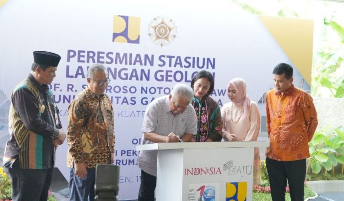 Menteri PUPR Basuki Hadimuljono menandatangani prasasti Stasiun Lapangan Geologi Prof R Soeroso Notohadiprawiro UGM di Bayat.