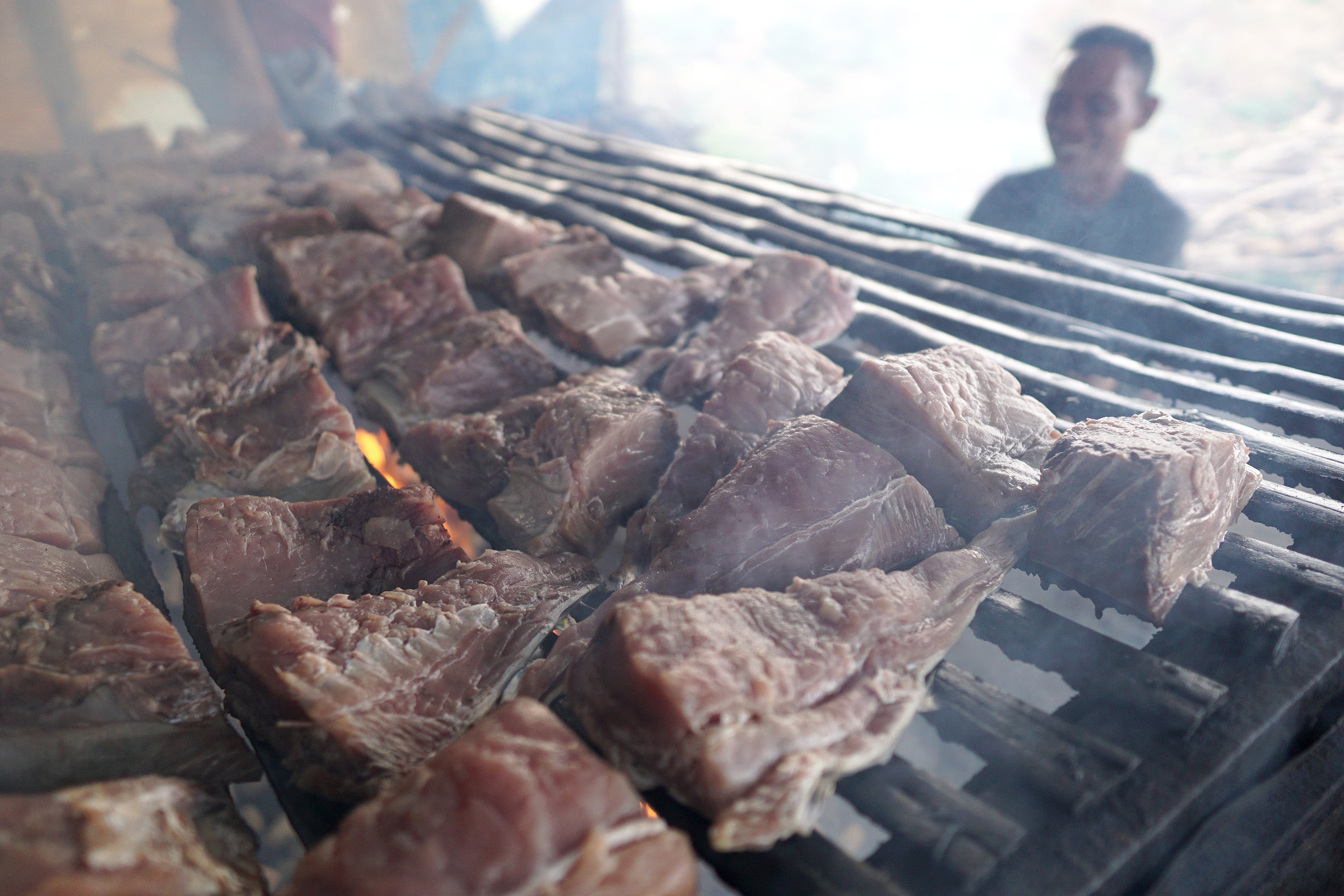 Nasi panas, daging tuna yang dibakar dan colo-colo yang pedas nan segar sungguh perpaduan yang sempurna.