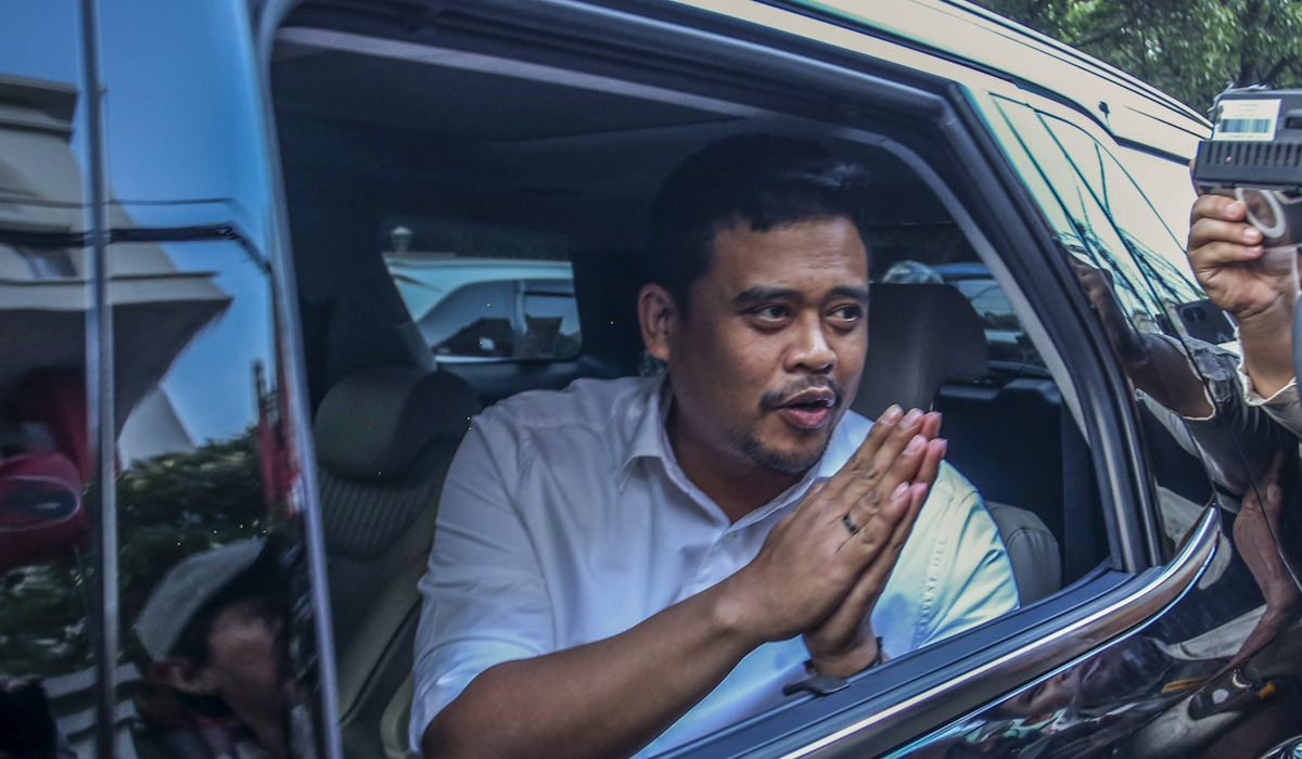 Wali Kota Medan Bobby Nasution memberi salam dari dalam mobil 