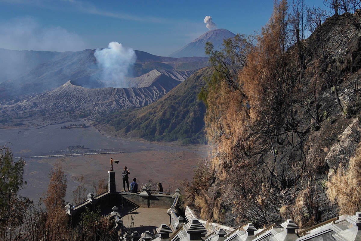 Sejumlah wisatawan mengabadikan gambar Gunung Bromo dari Puncak Seruni Point di Probolinggo, Jawa timur, Selasa (19/9/2023).