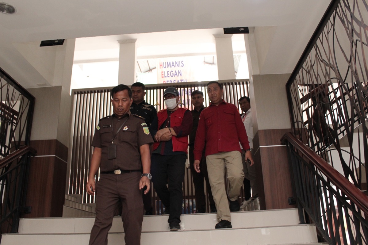 Kejaksaan Negeri Samosir menahan mantan Camat Harian WS terkait dugaan korupsi perizinan. 