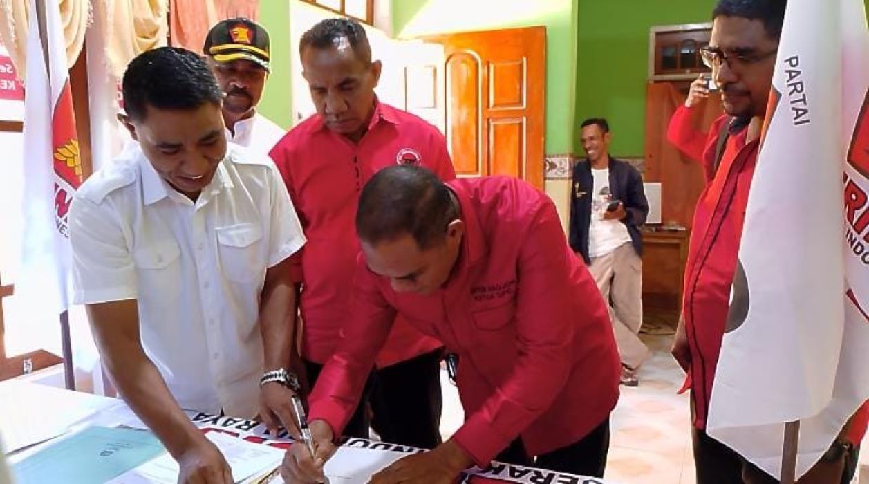 Antonius Hubertus Gege Hadjon mendaftar Pilkada ke DPC Gerindra Flotim, NTT.