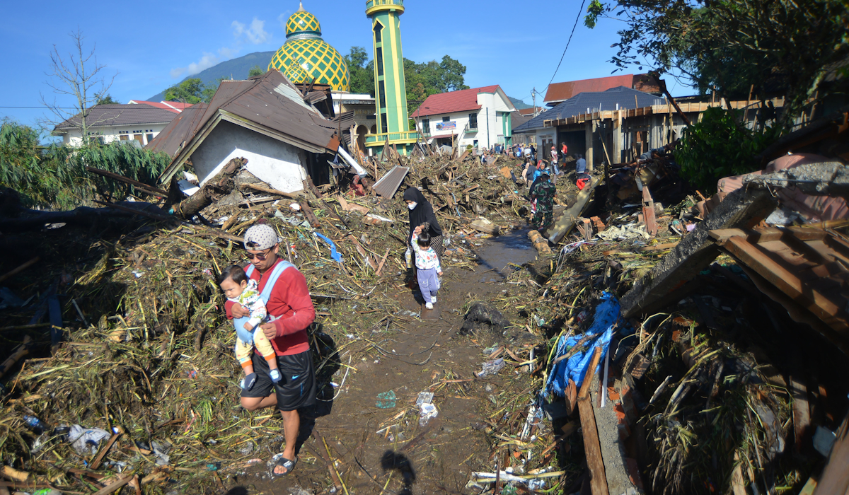 Gunung Marapi melontarkan batu pijar saat erupsi terlihat dari Posko 3 Batang Silasiah, Nagari Bukik Batabuah, Agam, Sumatera Barat