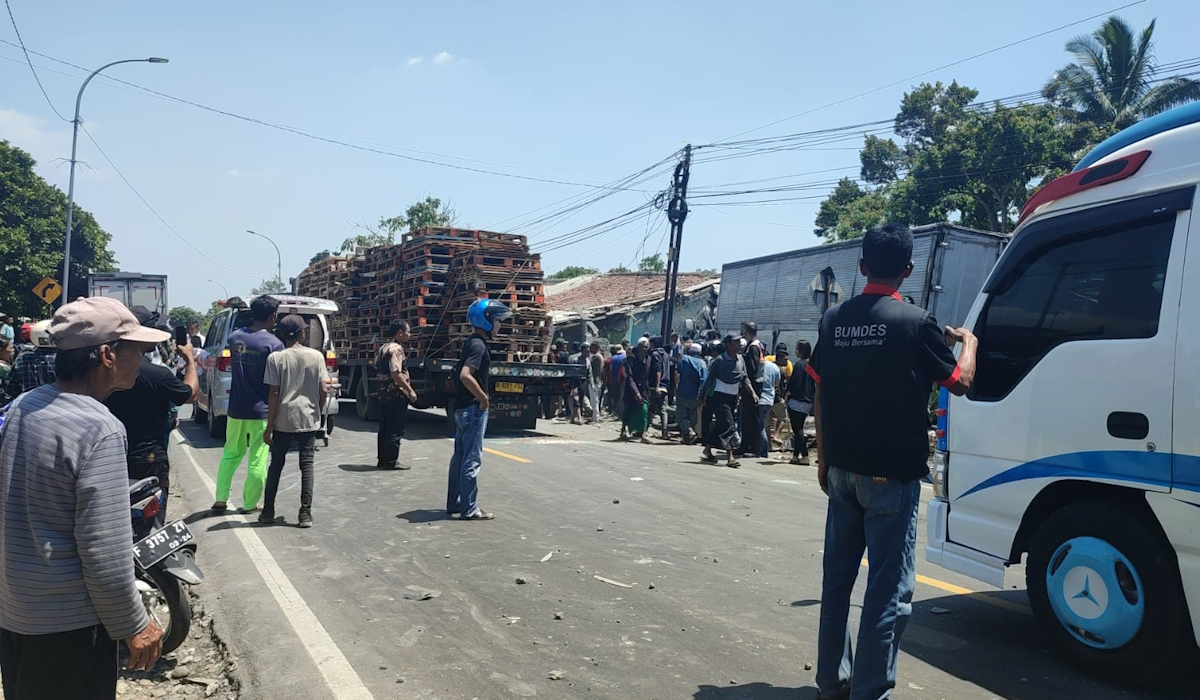 Ilustrasi: truk tronton mengalami kecelakaan