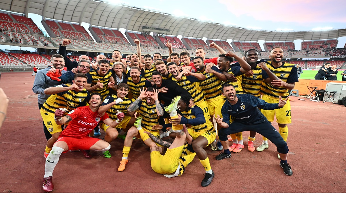 Para pemain Parma merayakan keberhasilan mereka meraih tiket promosi ke Serie A