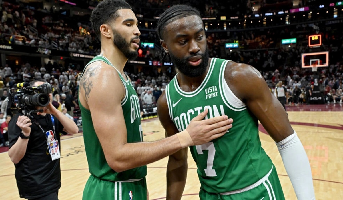 Dua bintang Boston Celtics Jayson Tatum dan Jaylen Brown