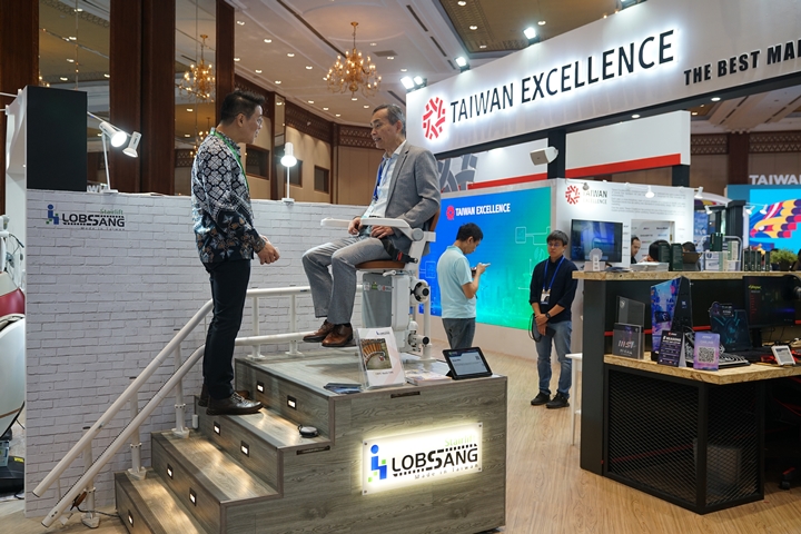 Pengunjung Paviliun Taiwan Excellence di Taiwan Expo 2024 mencoba produk inovatif yang telah mendapatkan penghargaan Taiwan Excellence.