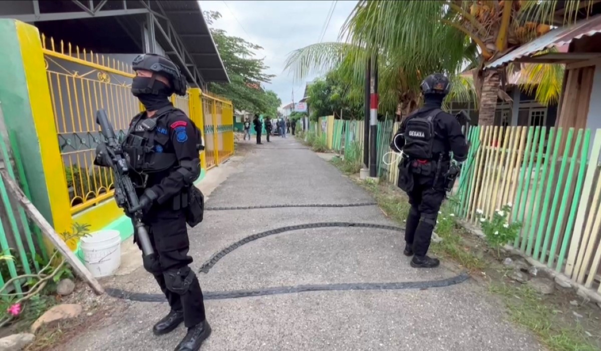 Ilustrasi: Densus 88 Antiteror saat penggeledahan di Palu