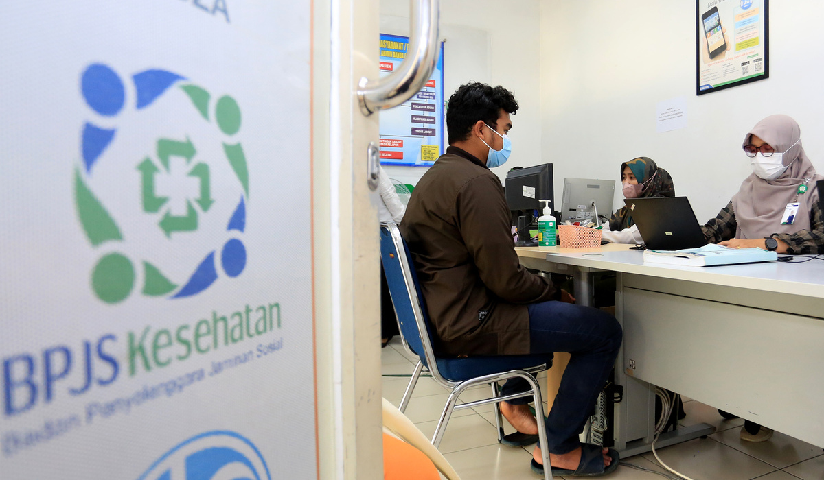 Petugas melayani peserta Badan Penyelenggara Jaminan Sosial (BPJS) Kesehatan di RSUDZA Banda Aceh.