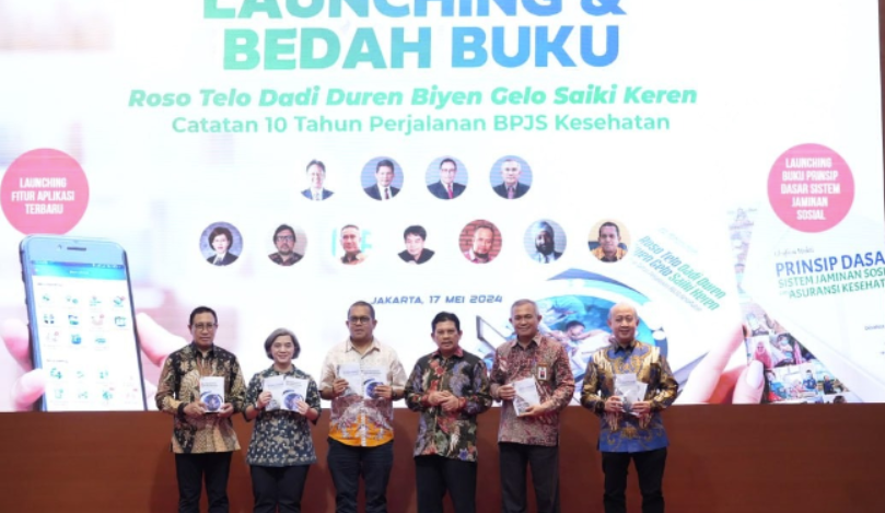 irut BPJS Kesehatan Ghufron Mukti (ketiga kanan) saat meluncurkan dua buah buku terbaru