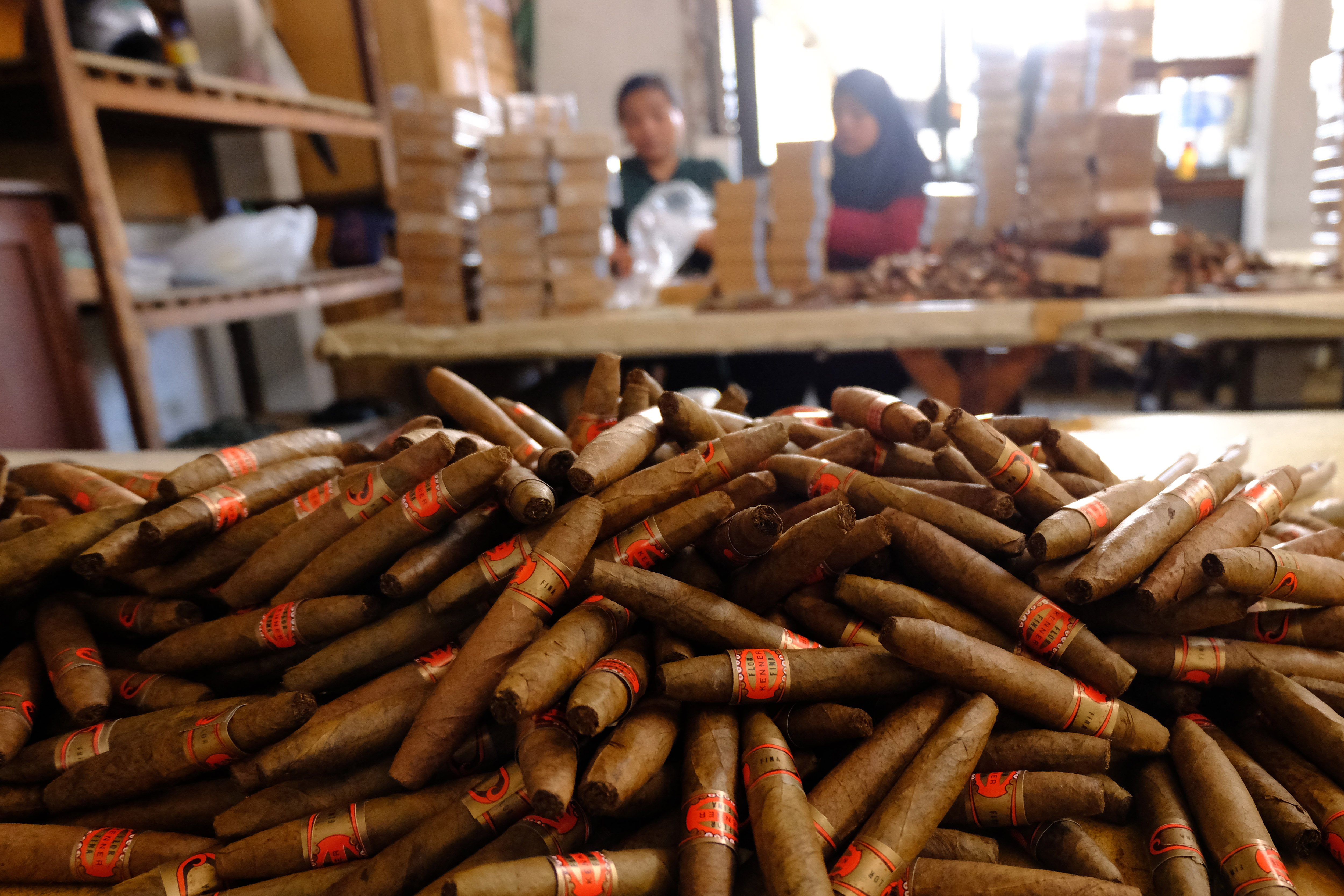 Pekerja menyelesaikan pembuatan cerutu di pabrik cerutu Rizona Temanggung, Jawa Tengah, Senin (22/4/2024)