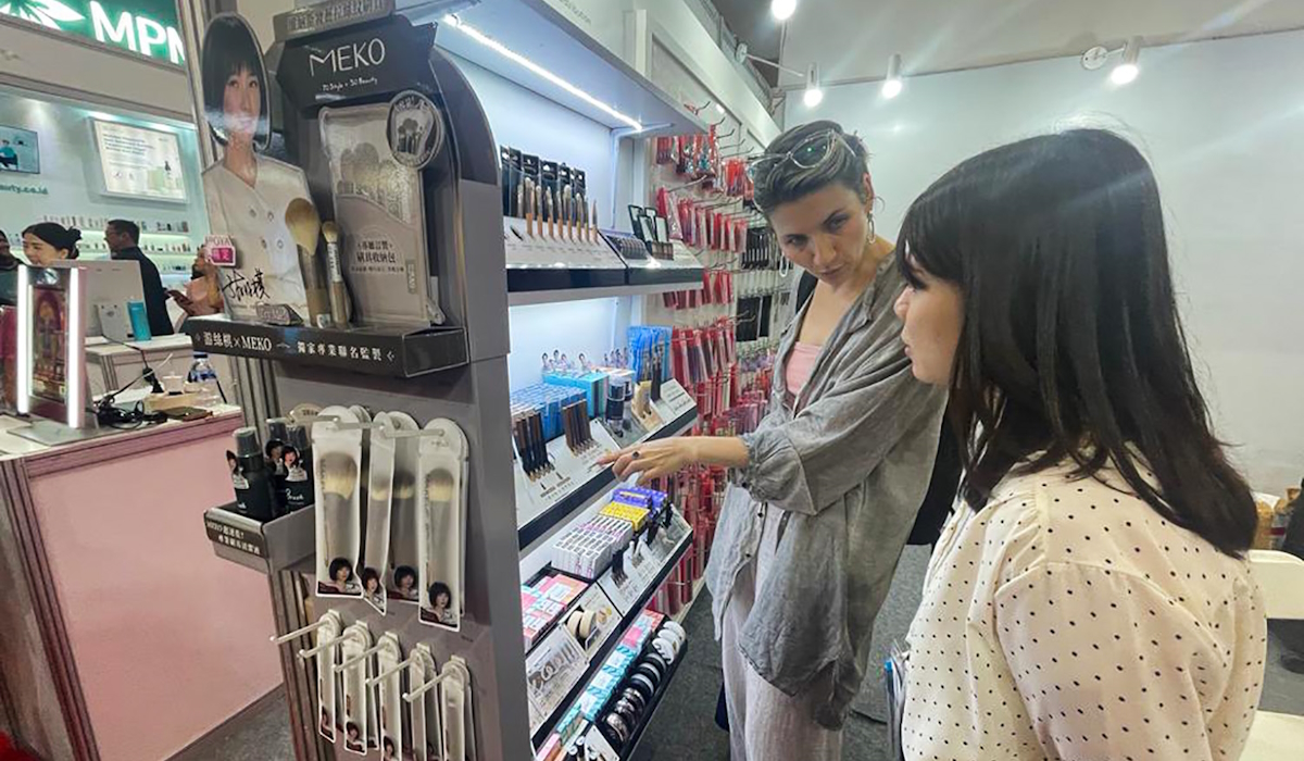 Ilustrasi: pengunjung tengah tengah memilih produk perawatan wajah dan kulit di arena pameran industri kecantikan