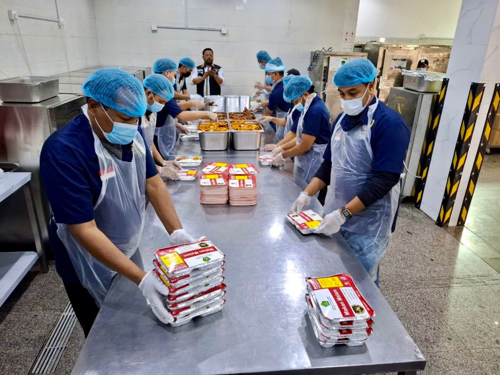 Proses pengemasan makanan untuk jemaah haji di salah satu katering.