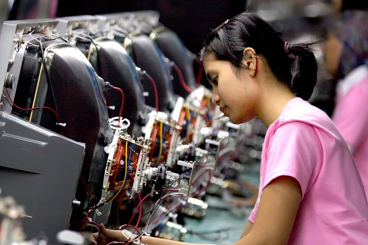 Pekerja sedang merakit televisi di pabrik perakitan di Pulogadung Jakarta Timur.