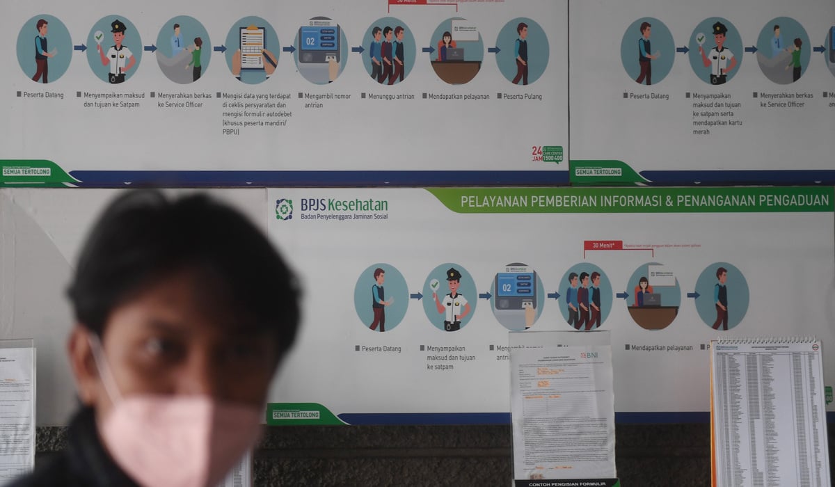 Warga mengantre di loket BPJS Kesehatan Jakarta Pusat, Jakarta.