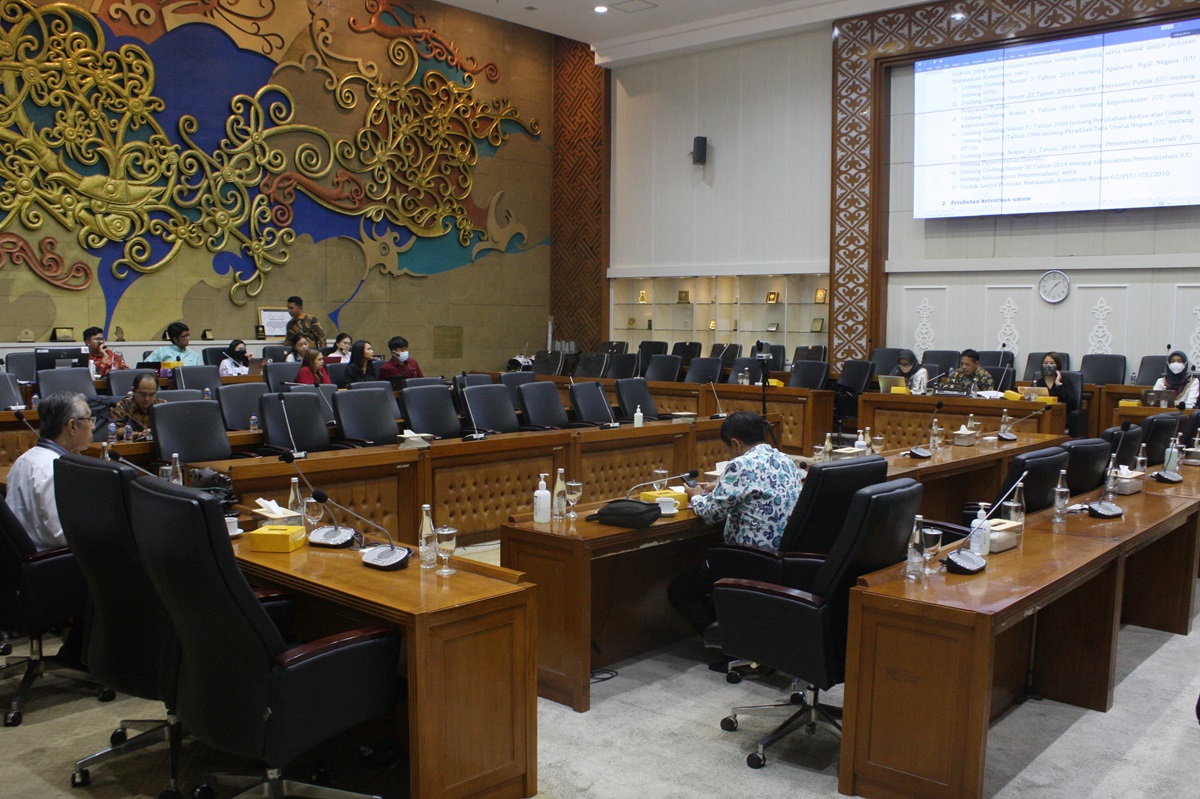 Baleg DPR merasa bangga dapat merevisi UU Nomor 39 Tahun 2008 tentang Kementerian Negara, yang diubah berdasarkan putusan MK pada 2012. 