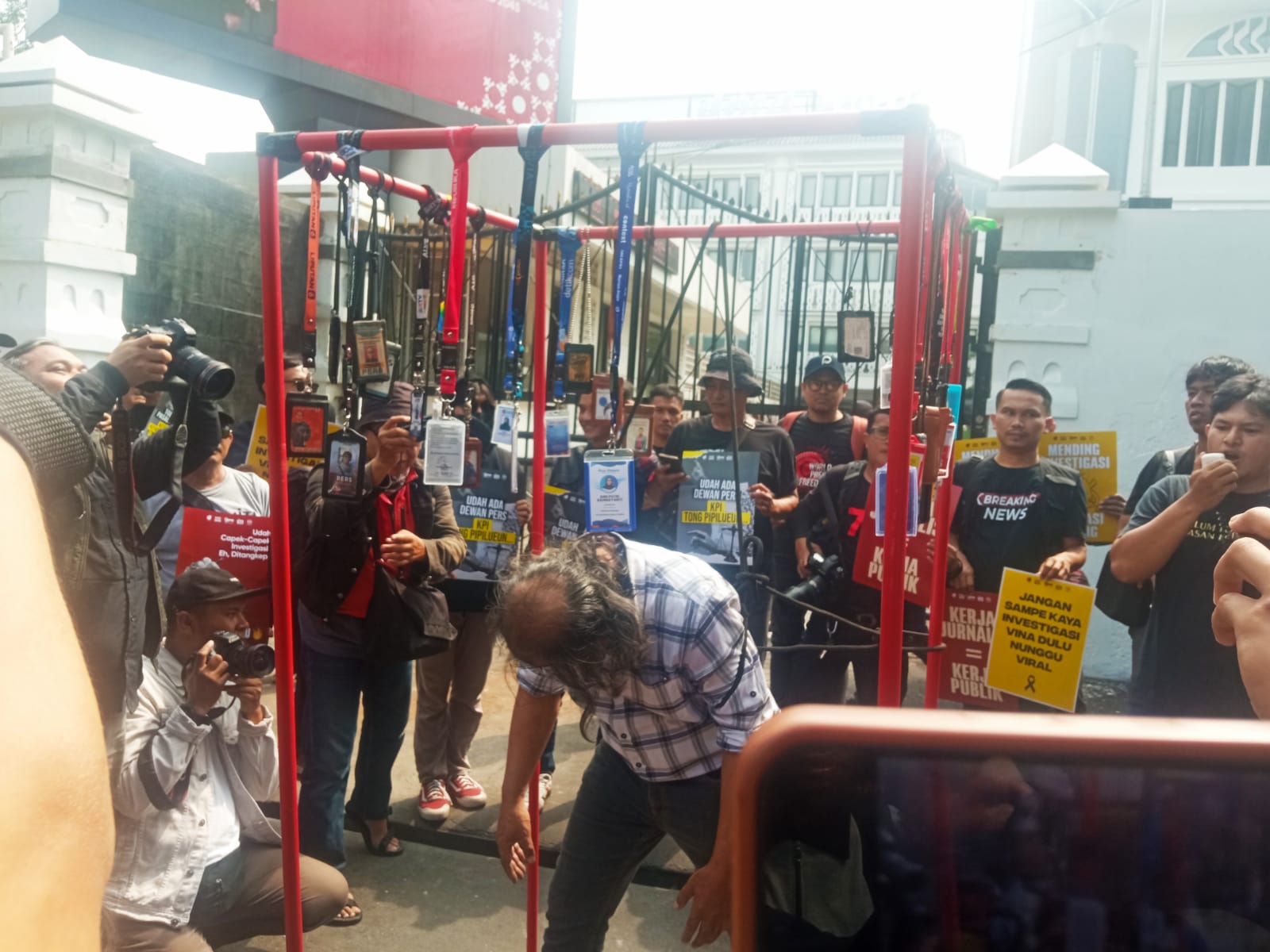 Unjuk rasa wartawan di depan kantor DPRD Jawa Barat diwarnai aksi teaterikal