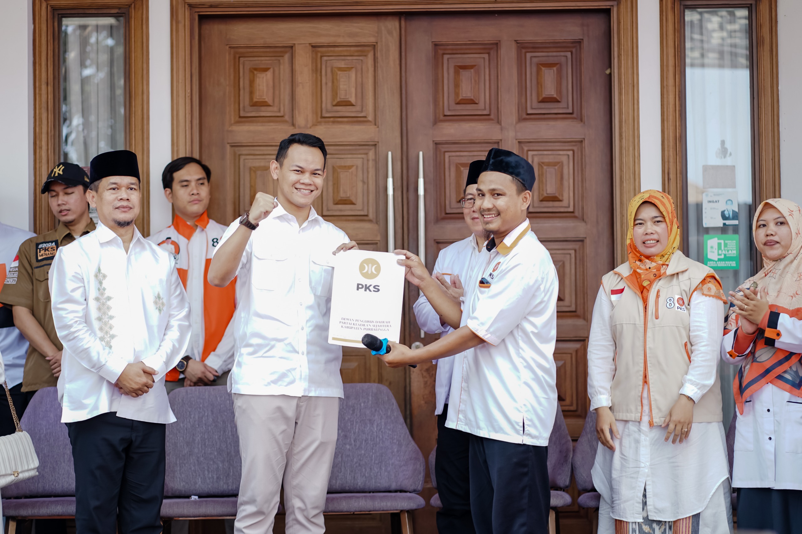 Fahmi menerima surat tugas dari DPD PKS Purbalingga.