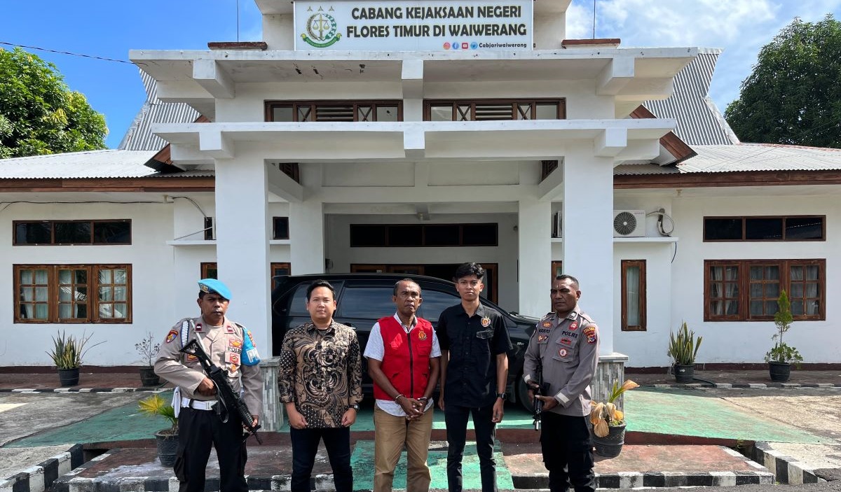 Kejaksaan Negeri Cabang Waiwerang di Adonara menetapkan Kades Wailebe, Cyprianus Roni Apollo Kapitan, sebagai tersangka.