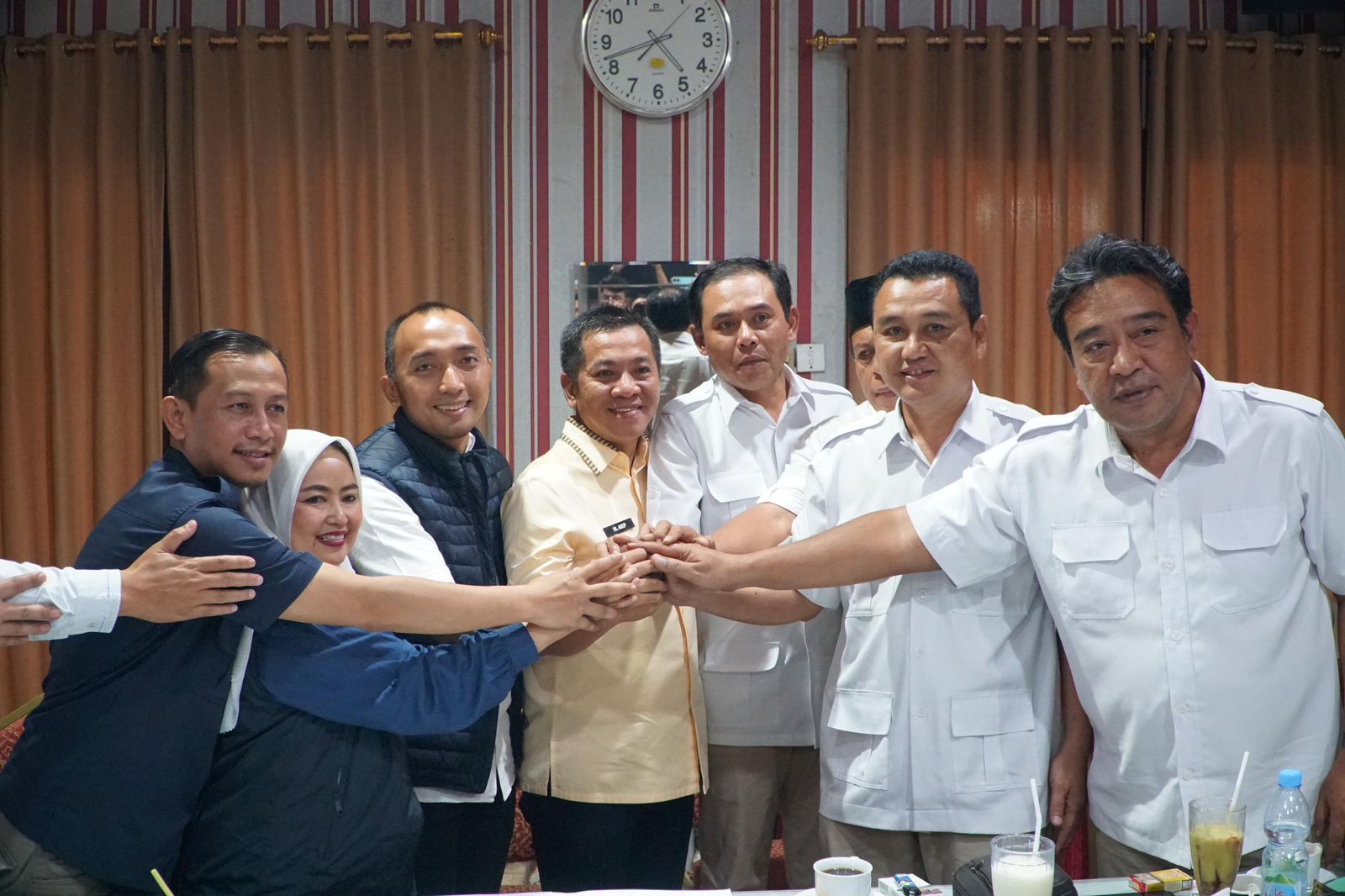 Pengurus Partai NasDem, Gerindra dan PKS Kabupaten Karawang sepakat berkoalisi mendukung Aep Syaepuloh sebagai bakal calon bupati.