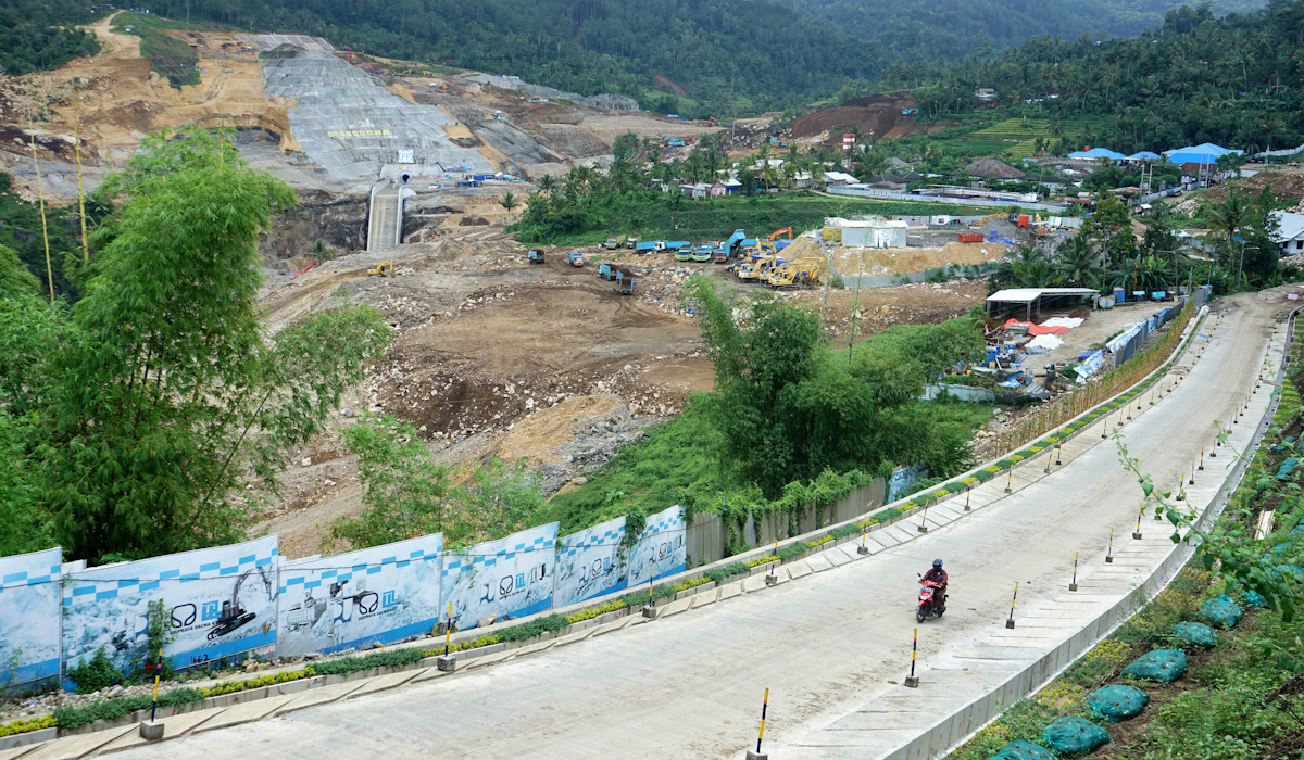 Pengendara melintas dekat lokasi proyek pembangunan Bendungan Bagong, Trenggalek, Jawa Timur