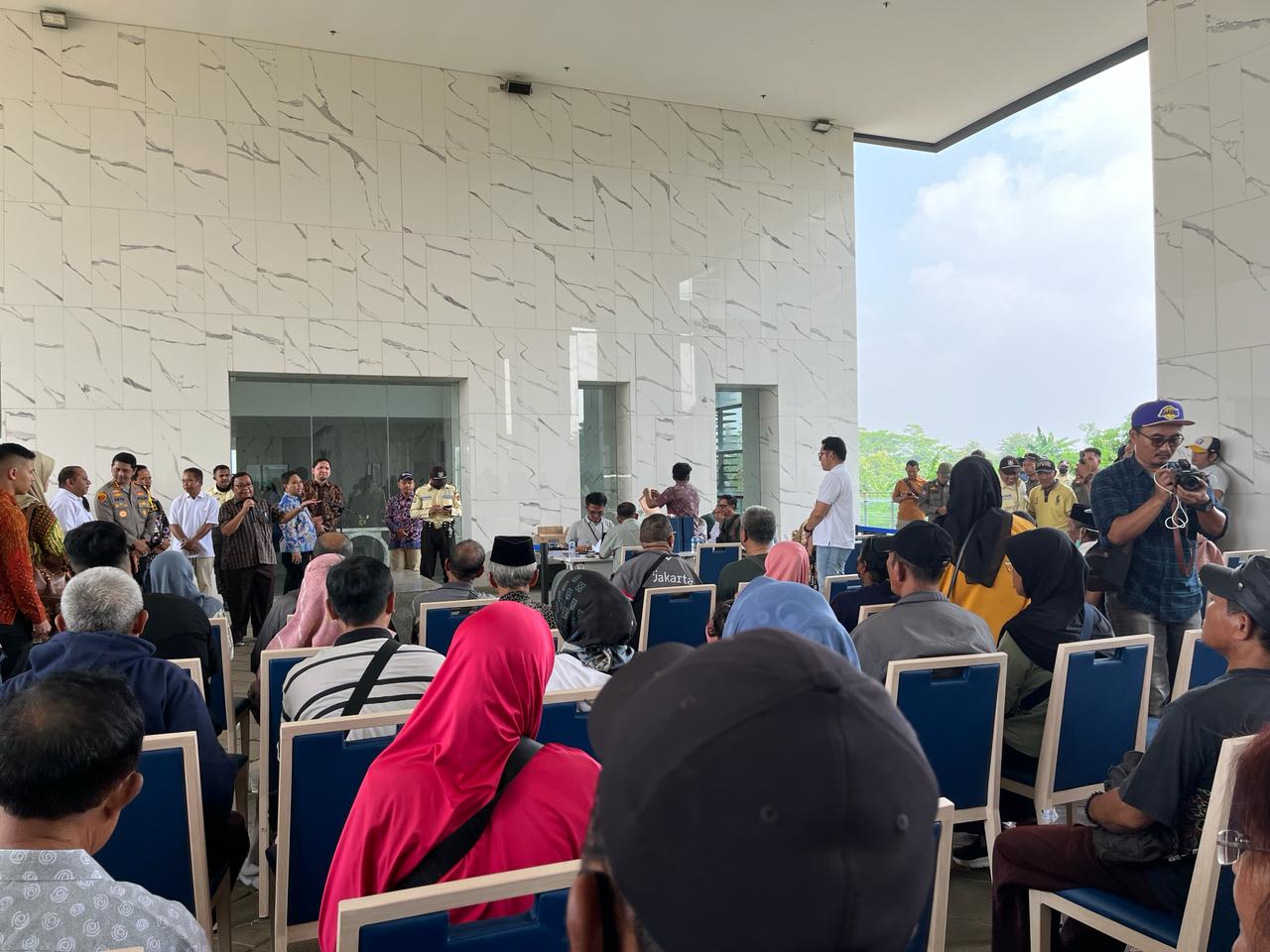 199 warga penggarap lahan UIII terima santunan