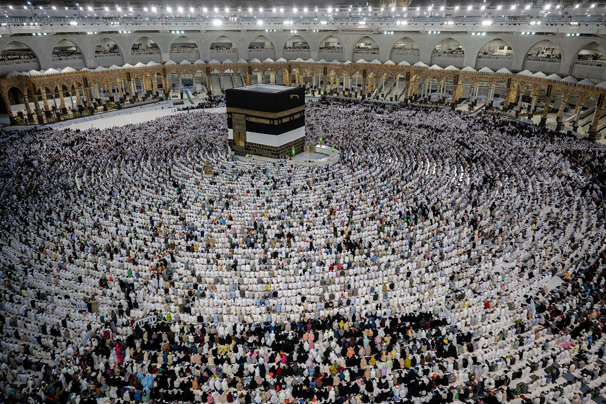 Umat muslim tengah melakukan salat di Masjidil Haram, Makkah, Arab Saudi.