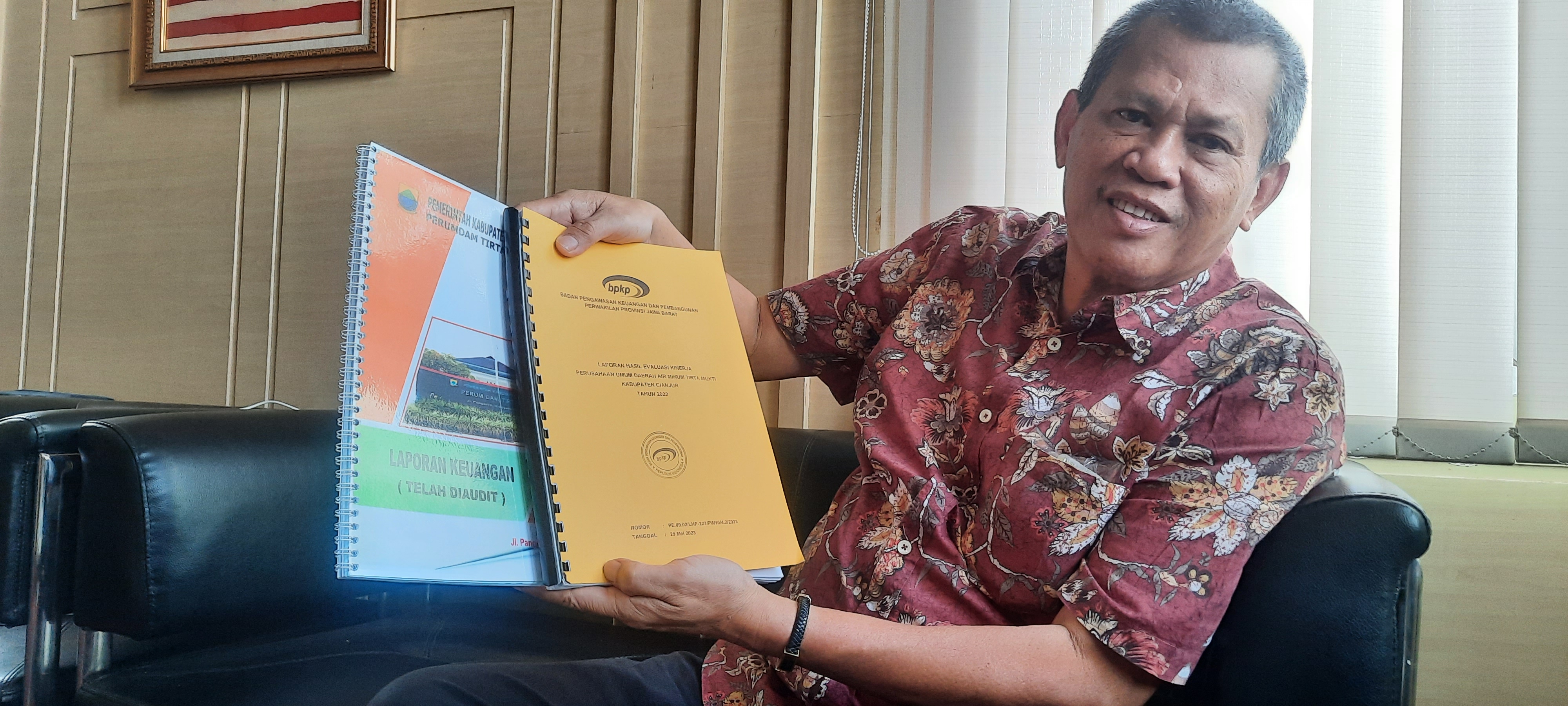 Direktur Utama Perumdam Tirta Mukti Kabupaten Cianjur, Budi Karyawan memperlihatkan dokumen hasil penilaian kinerja. 