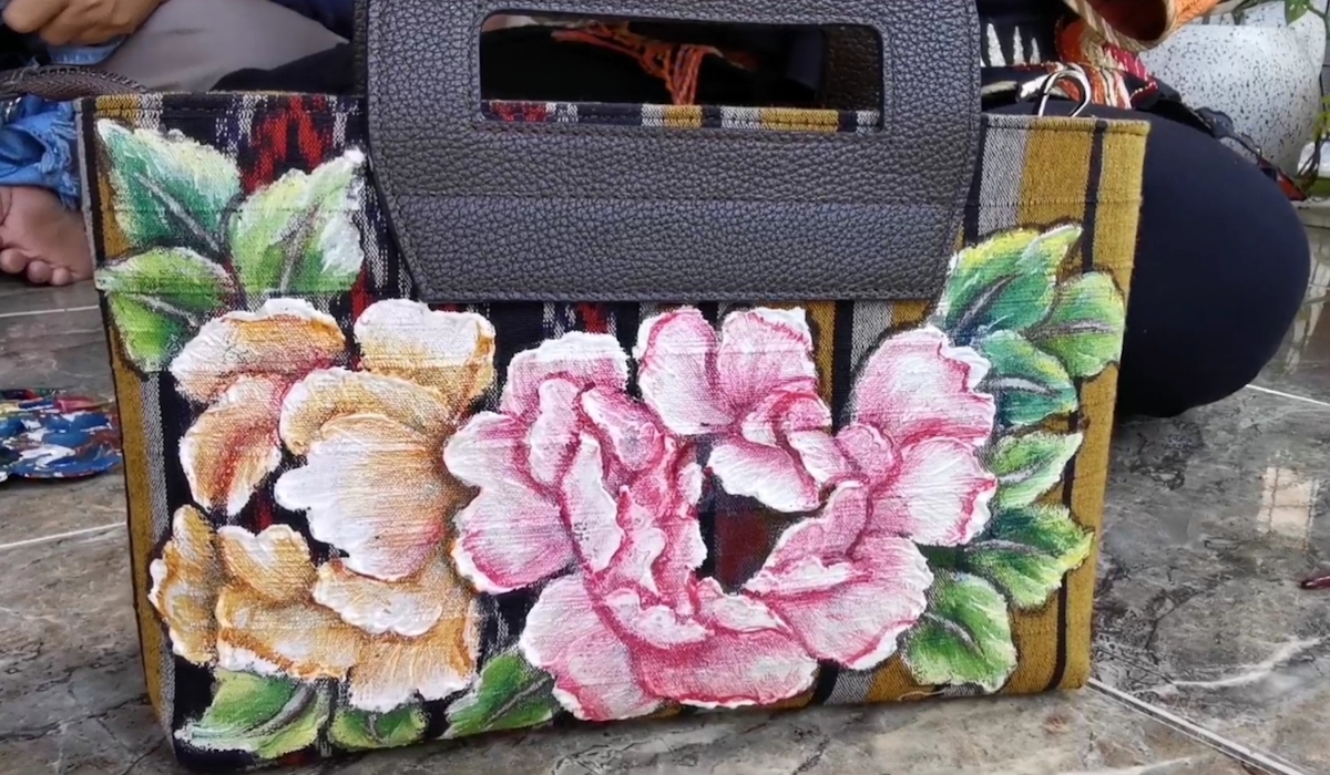 Sejumlah buruh memilih belajar melukis pada objek busana dan tas