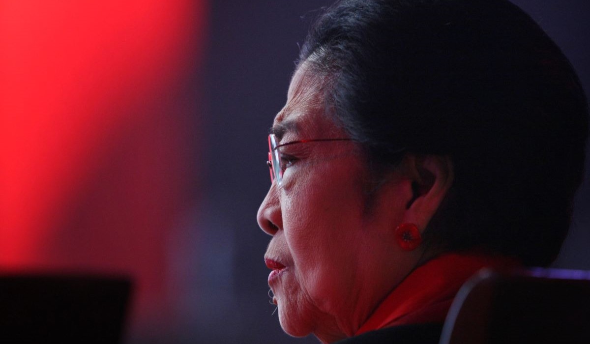 Presiden Joko Widodo (kiri) saat membagikan baju ke warga saat berkunjung ke Pasar Baru Karawang