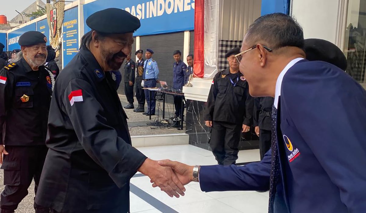 Anggota Bidang Pertanian, Peternakan, dan Kemandirian Desa DPP NasDem Ayep Zaki (kanan) bersalaman dengan Ketum NasDem Surya Paloh (tengah).