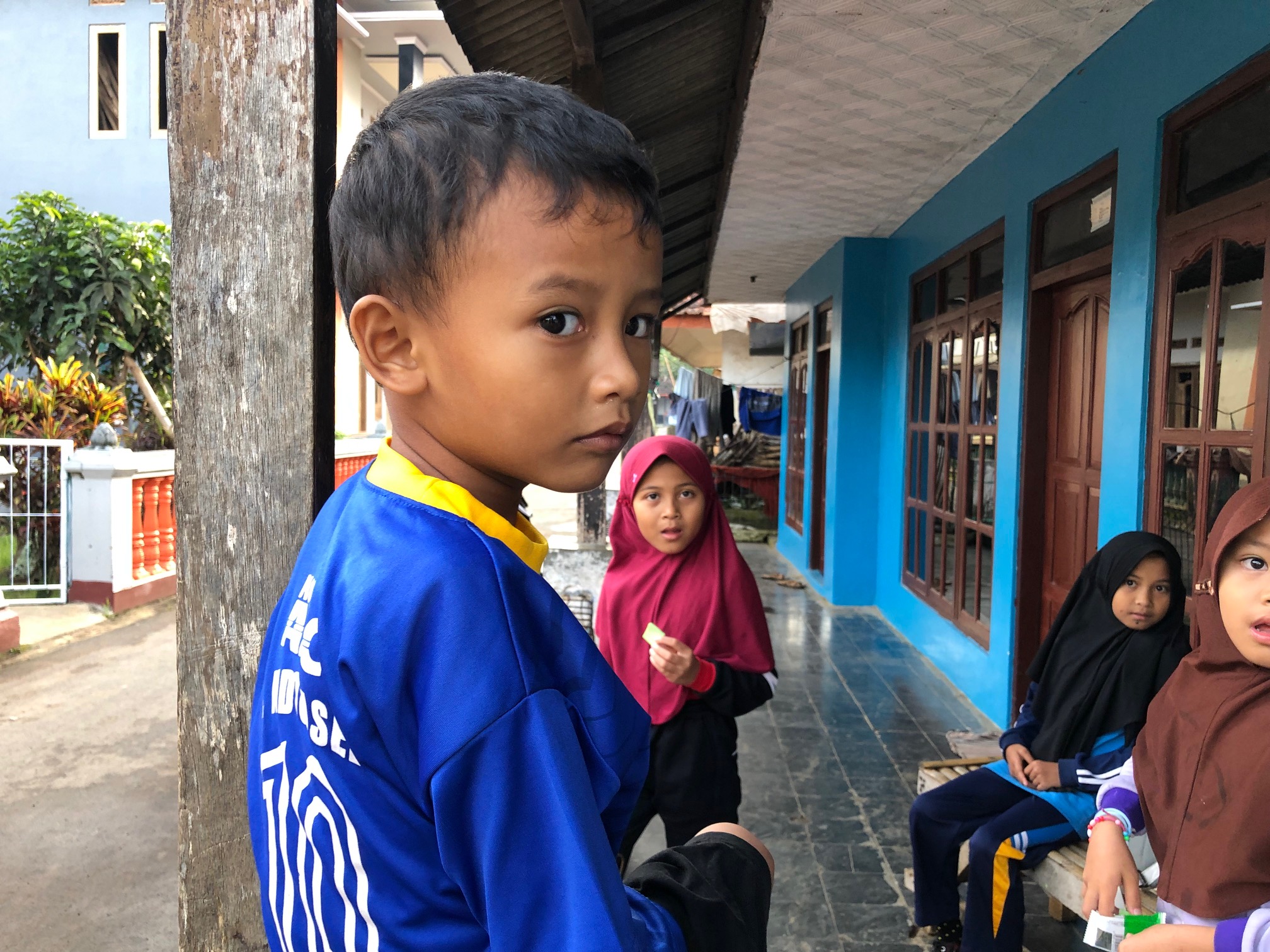 Anak-anak di Kabupaten Kuningan tengah bermain bersama