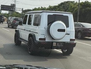 Mobil jenis SUV diduga gunakan plat dinas DPR palsu