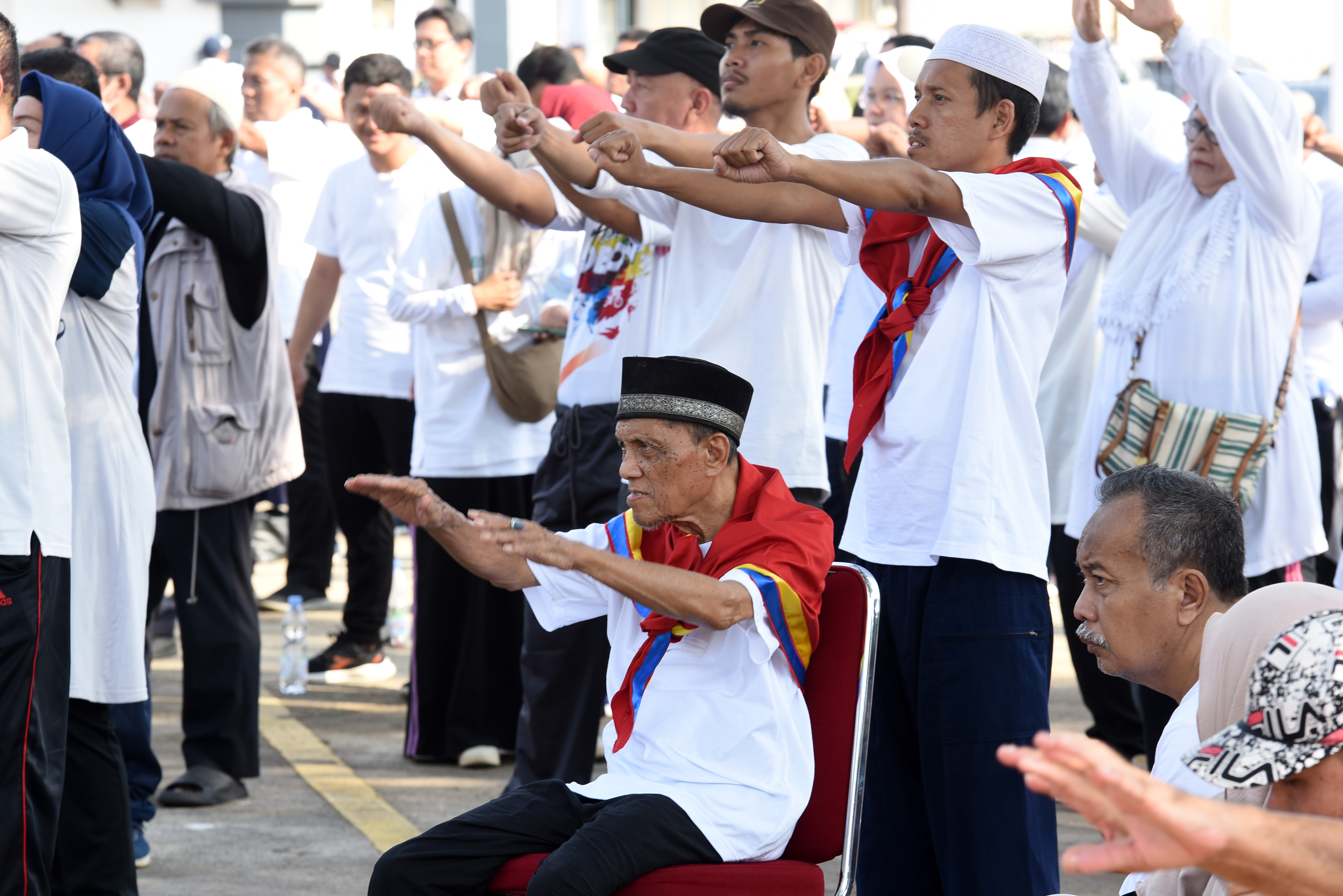 Sejumlah jamaah calon haji mengikuti senam haji di Asrama Haji Pondok Gede, Jakarta, Minggu (28/4/2024)