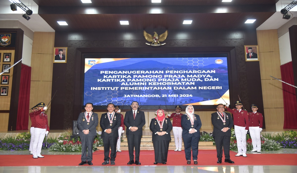 Pemberian penghargaan dari IPDN kepada lima pejabat tinggi daerah.