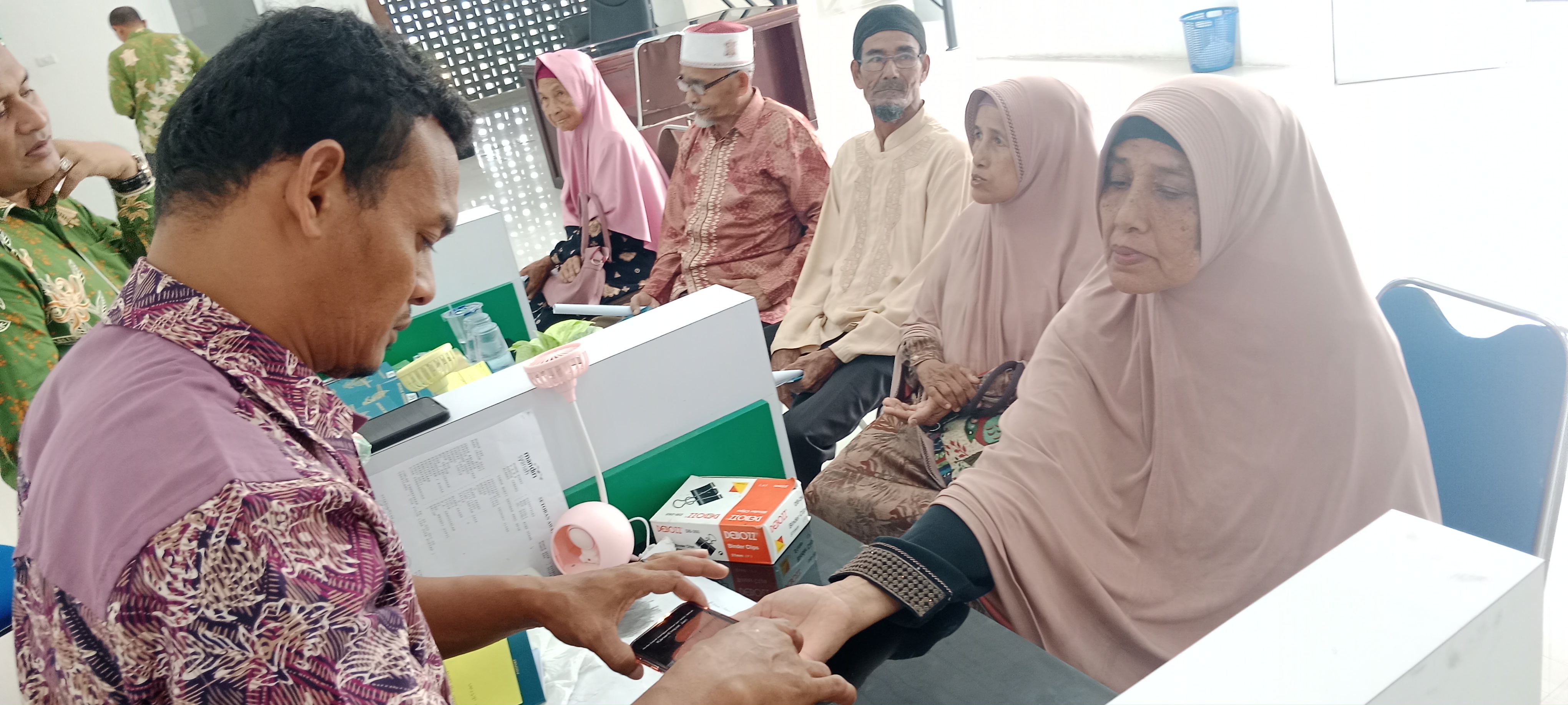 Jemaah Calon Haji (JCH) Kabupaten Pidie, Provinsi Aceh, sedang melakukan perekaman biometrik bio visa di. MI/AMIRUDDIN ABDULLAH 
