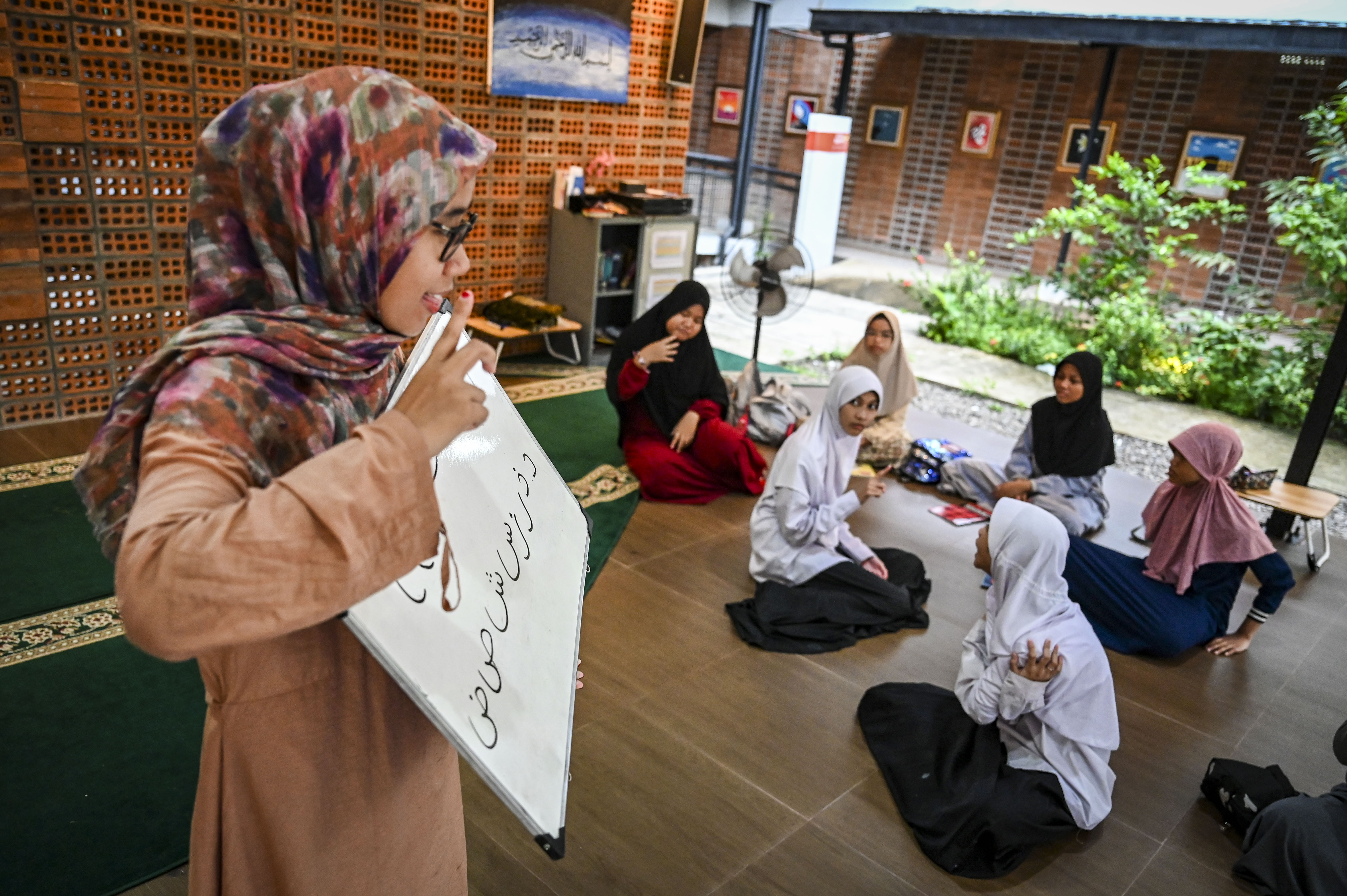 Guru mengajari anak penyandang disabilitas tunarungu mengaji