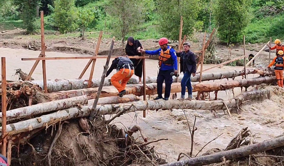 Pengungsi Korban Longsor di Luwu Berjalan Kaki Selama 7 Jam Menuju Lokasi Aman.