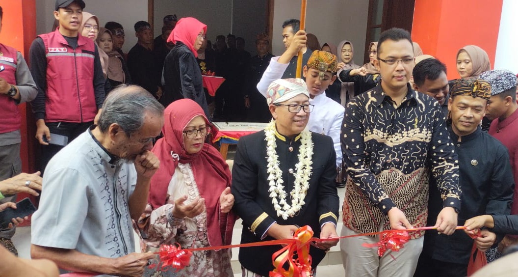 Bupati Cianjur Herman Suherman meresmikan selesainya pembangunan SDN Ibu Jenab I