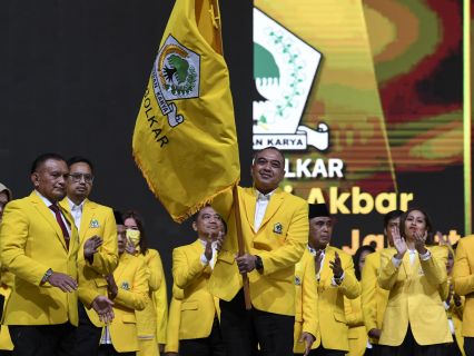 Ketua DPD DKI Jakarta Ahmed Zaki Iskandar membawa bendera Partai Golkar. 