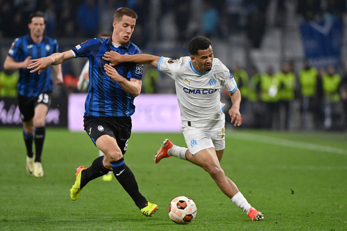 Gelandang Atalanta Kroasia #08 Mario Pasalic (tengah) dan gelandang Marseille Prancis Senegal #29 Iliman Ndiaye (kanan) berebut bola pada pe