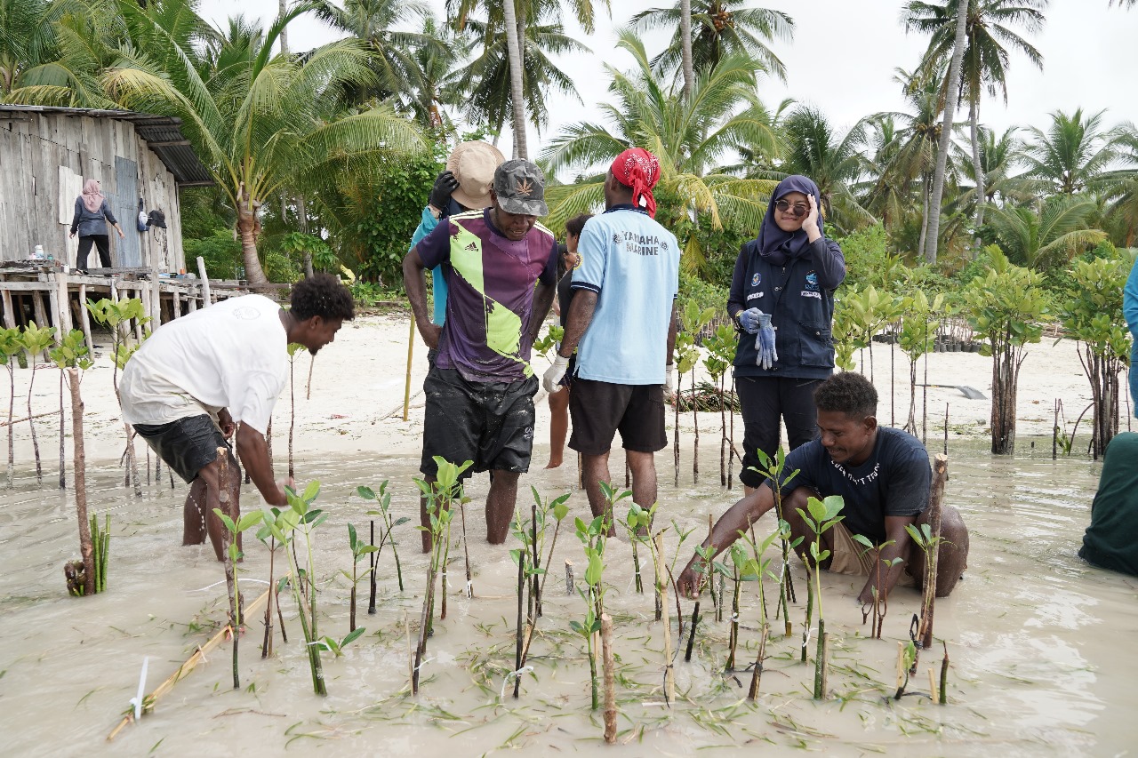 Program pemberdayaan masyarakat dan pelestarian lingkungan Raja Ampat Pelindo