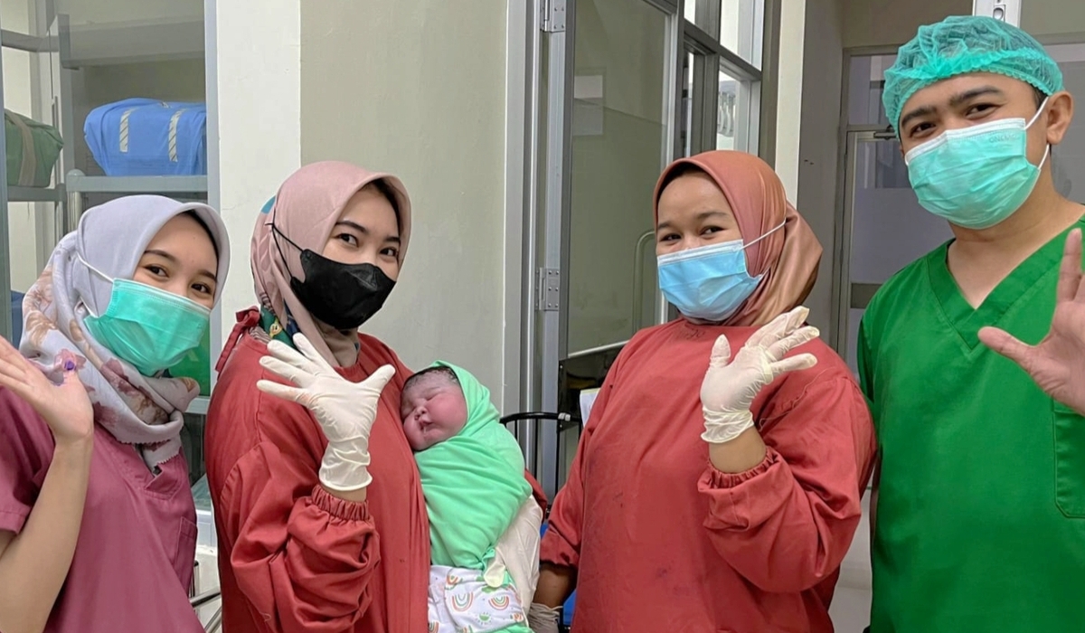 Perawat menggendong bayi seberat 5,2 kilogram yang baru dilahirkan di RSUD Cililin, Kabupaten Bandung Barat.