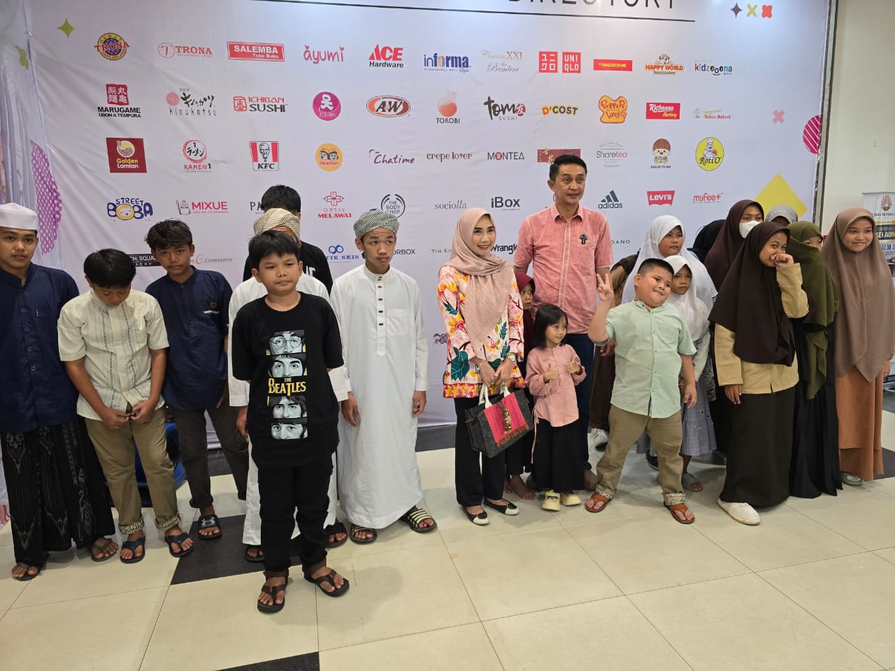 Anak-anak yatim yang diajak berkunjung ke pusat perbelanjaan. 